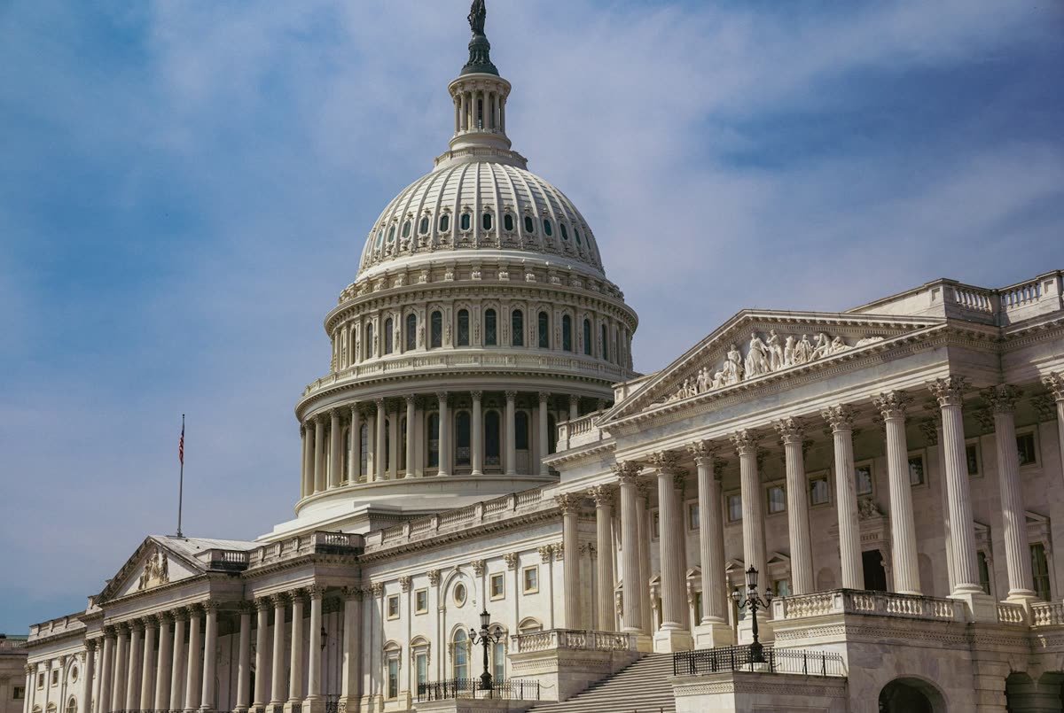 What changes when a syndication campaign targets US government and public-sector buyers