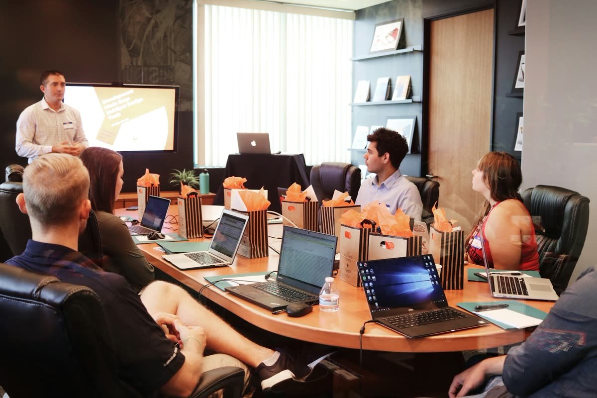 In-house lead gen team vs outsourcing: a scoring framework for the first 90 days