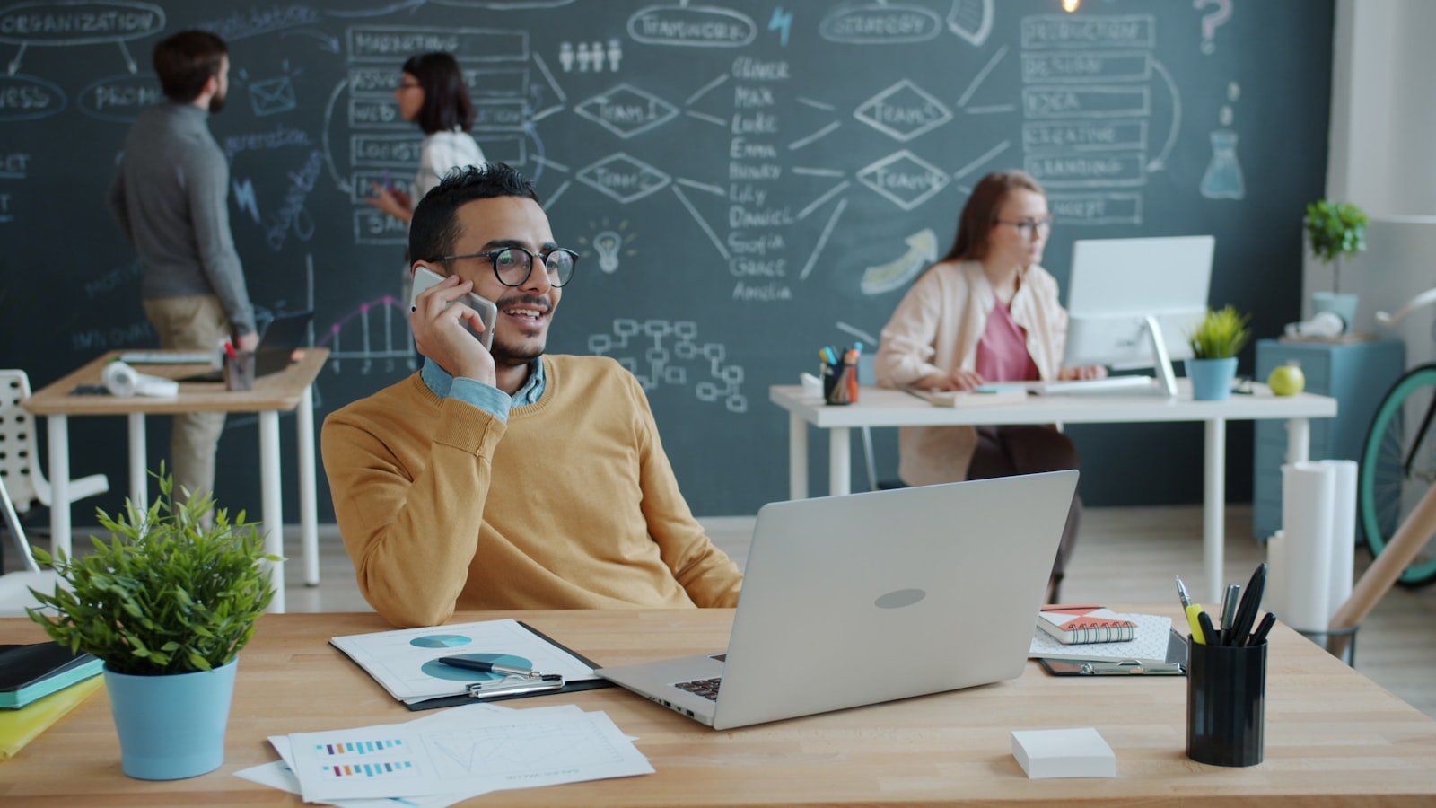 Inbound vs outbound lead generation for B2B: which one to fund first